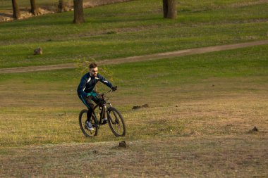 Bisikletçi ormanda geziyor.