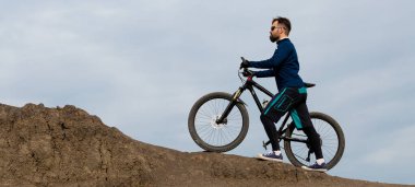 Panorama Sakallı dağ bisikletçisi dağlara biner