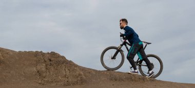 Panorama Sakallı dağ bisikletçisi dağlara biner