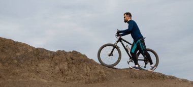 Panorama Sakallı dağ bisikletçisi dağlara biner