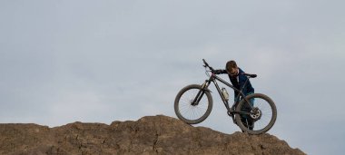 Panorama Sakallı dağ bisikletçisi dağlara biner