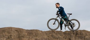 Panorama Sakallı dağ bisikletçisi dağlara biner