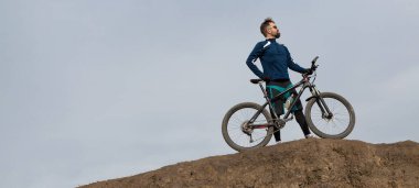 Panorama Sakallı dağ bisikletçisi dağlara biner