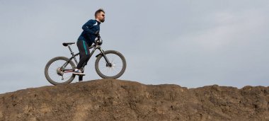 Panorama Sakallı dağ bisikletçisi dağlara biner