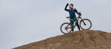 Panorama Sakallı dağ bisikletçisi dağlara biner