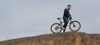 Panorama Sakallı dağ bisikletçisi dağlara biner