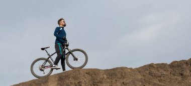 Panorama Sakallı dağ bisikletçisi dağlara biner