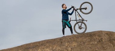 Panorama Sakallı dağ bisikletçisi dağlara biner