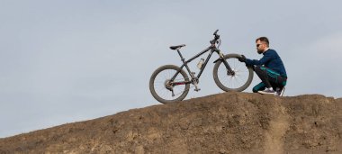 Panorama Sakallı dağ bisikletçisi dağlara biner
