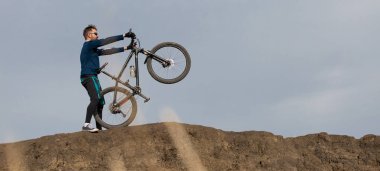 Panorama Sakallı dağ bisikletçisi dağlara biner