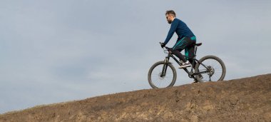 Panorama Sakallı dağ bisikletçisi dağlara biner