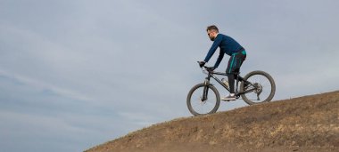 Panorama Sakallı dağ bisikletçisi dağlara biner