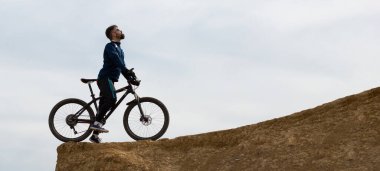 Panorama Sakallı dağ bisikletçisi dağlara biner