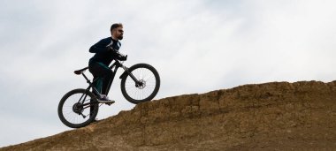 Panorama Sakallı dağ bisikletçisi dağlara biner