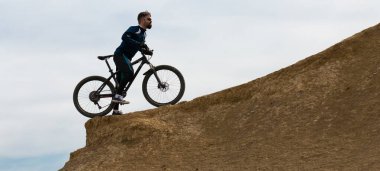 Panorama Sakallı dağ bisikletçisi dağlara biner