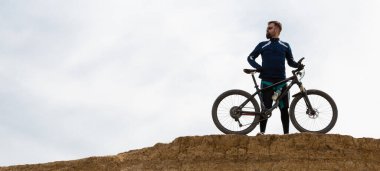 Panorama Sakallı dağ bisikletçisi dağlara biner