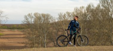 Panorama bisikletçisi ormanda geziyor.