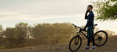 Panorama bisikletçisi ormanda geziyor.