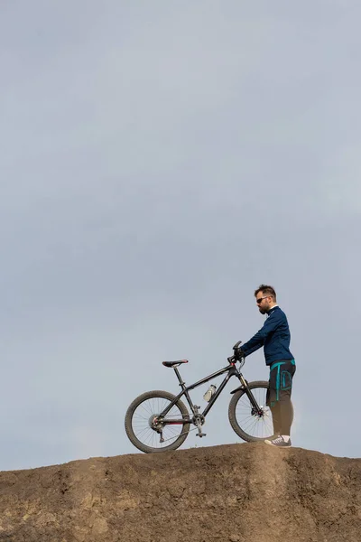 Baard Mountainbiker Rijdt Bergen — Stockfoto