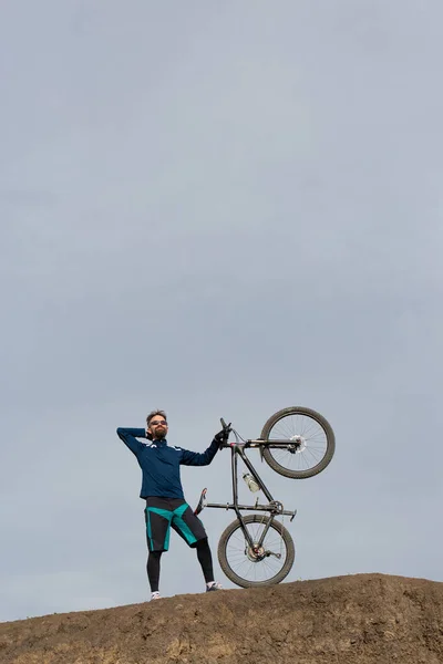 Montanha Barbuda Ciclista Monta Montanhas — Fotografia de Stock