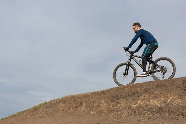 Baard Mountainbiker Rijdt Bergen — Stockfoto