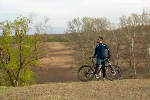 Rowerzysta Przejeżdża Przez Las — Zdjęcie stockowe