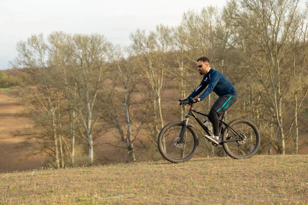 Cyklista Projíždí Lesem — Stock fotografie