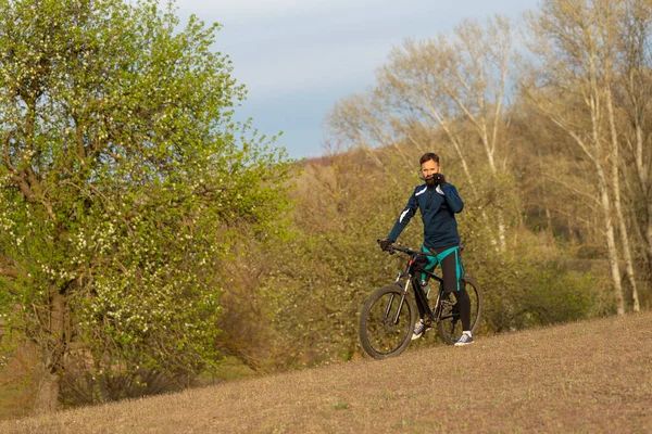 Rowerzysta Przejeżdża Przez Las — Zdjęcie stockowe