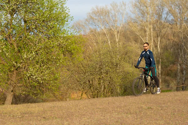 Ciclista Passeios Através Floresta — Fotografia de Stock