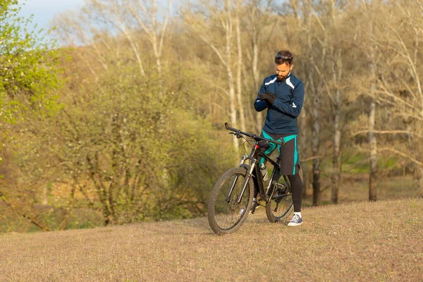 Cyklist Rider Genom Skogen — Stockfoto