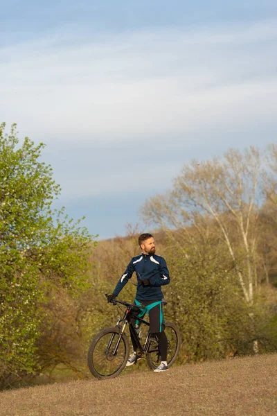 Ciclista Passeios Através Floresta — Fotografia de Stock