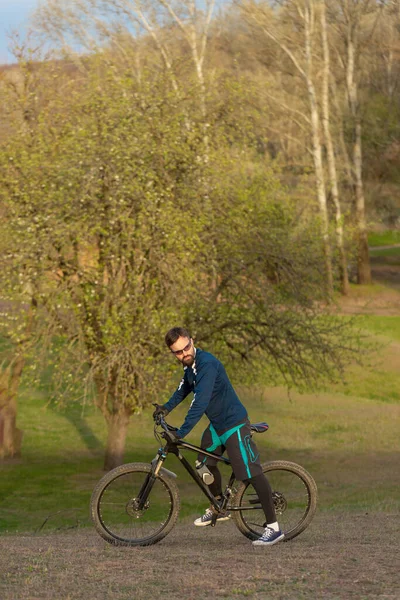 Ciclista Passeios Através Floresta — Fotografia de Stock