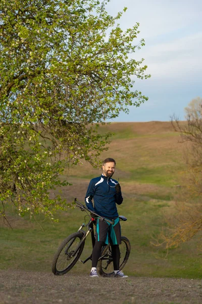 Cyklista Projíždí Lesem — Stock fotografie