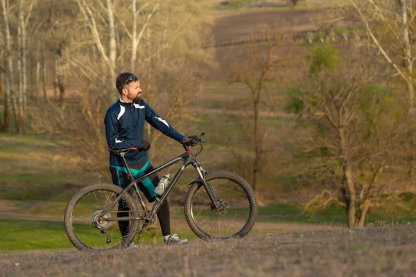 Ciclista Passeios Através Floresta — Fotografia de Stock