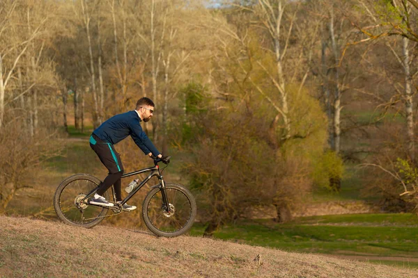 Ciclista Passeios Através Floresta — Fotografia de Stock