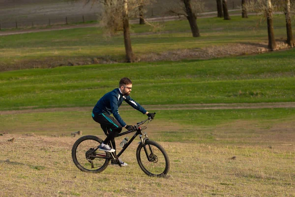 Ciclista Passeios Através Floresta — Fotografia de Stock