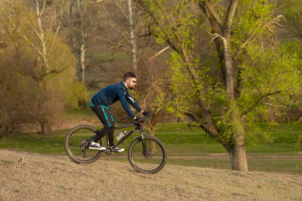 Cyklista Projíždí Lesem — Stock fotografie