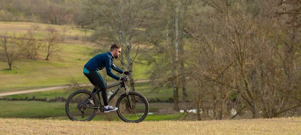 Panorama Cyklista Projíždí Lesem — Stock fotografie