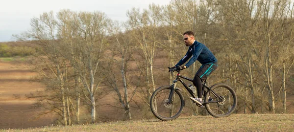 Panorama Cyklista Projíždí Lesem — Stock fotografie