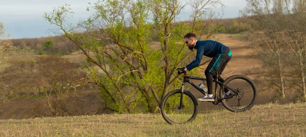 Panorama Cyklist Rider Genom Skogen — Stockfoto