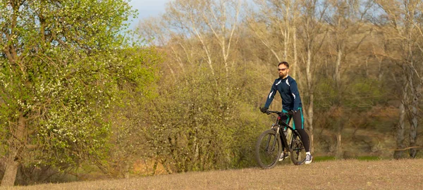 Панорамный Велогонщик Едет Лесу — стоковое фото