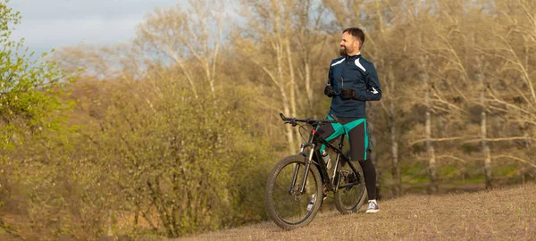 Panorama Cyklista Projíždí Lesem — Stock fotografie