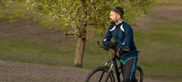 Panorama Cyklist Rider Genom Skogen — Stockfoto