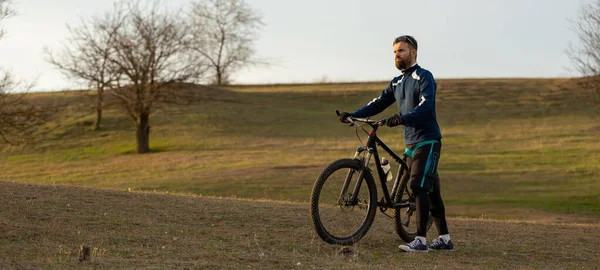 Panorama Cyklist Rider Genom Skogen — Stockfoto