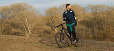 Panorama bisikletçisi ormanda geziyor.