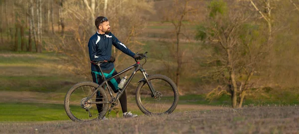 Panorama Ciclista Passeios Através Floresta — Fotografia de Stock