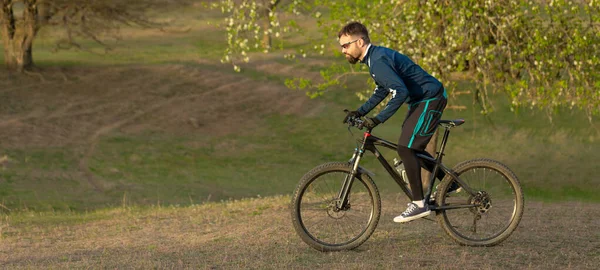 Panorama Ciclista Passeios Através Floresta — Fotografia de Stock