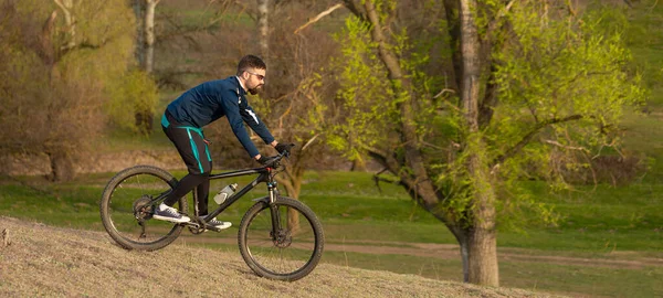 Panorama Ciclista Passeios Através Floresta — Fotografia de Stock