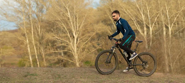 Panorama Ciclista Passeios Através Floresta — Fotografia de Stock