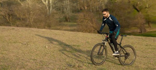 Panorama Cyklista Projíždí Lesem — Stock fotografie